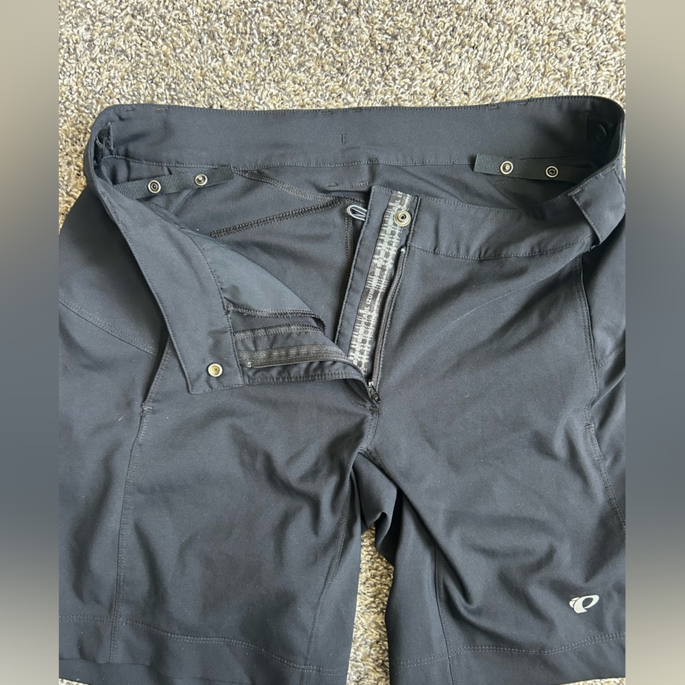 Pearl Izumi women’s lightweight comfort fit shorts
Size medium - Picture 5 of 10